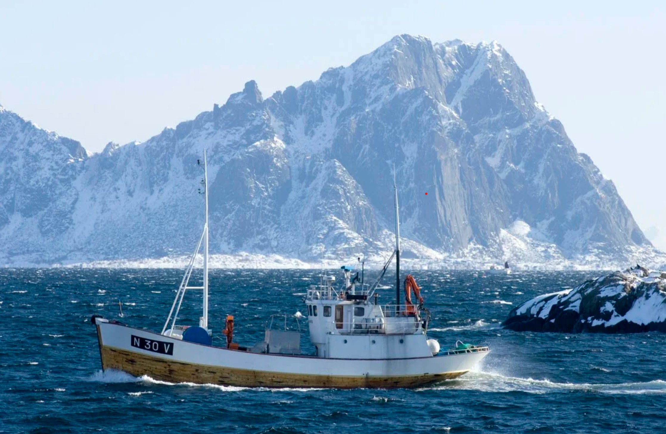 Fiskebåt ved kysten